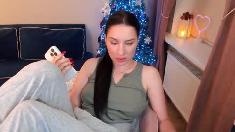 Snapshot of heaven_chloe chatting on January 1, 3:46 pm Heaven girl online show from January 1, 3:46 pm