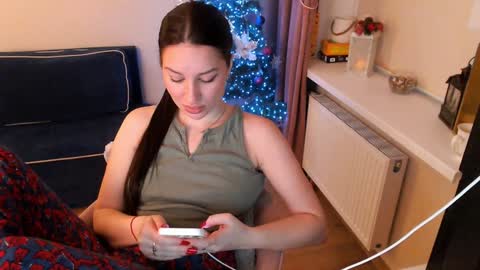 Snapshot of heaven_chloe chatting on January 10, 5:24 pm Heaven girl online show from January 10, 5:24 pm