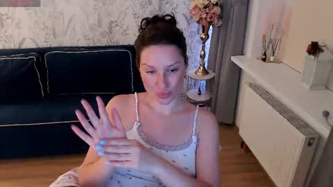 Snapshot of heaven_chloe chatting on August 7, 9:50 pm Heaven girl online show from August 7, 9:50 pm