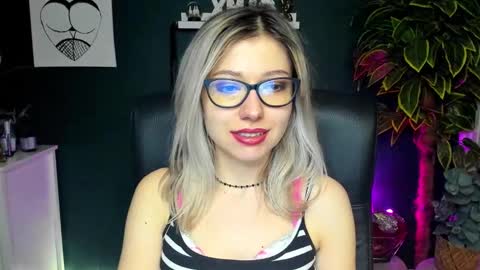 Snapshot of heidi_pleasure chatting on December 19, 12:01 pm Heidi online show from December 19, 12:01 pm