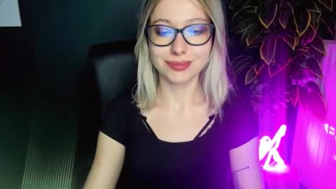 Snapshot of heidi_pleasure chatting on February 25, 2:00 pm Heidi online show from February 25, 2:00 pm