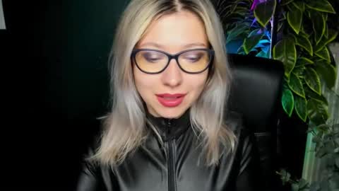 Snapshot of heidi_pleasure chatting on September 15, 4:23 am Heidi online show from September 15, 4:23 am