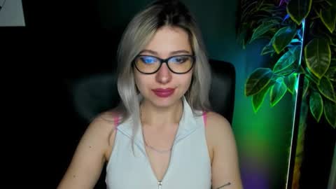 Snapshot of heidi_pleasure chatting on September 22, 4:14 am Heidi online show from September 22, 4:14 am