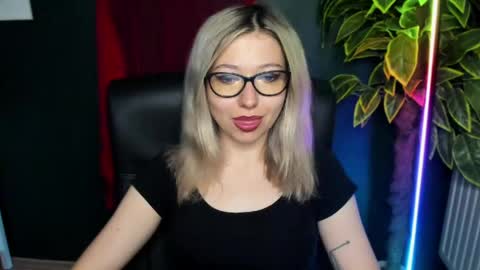 Snapshot of heidi_pleasure chatting on June 4, 6:30 am Heidi online show from June 4, 6:30 am