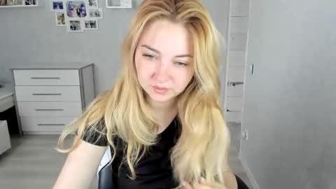 Snapshot of helen_angel_girl chatting on May 10, 5:34 am Helen sven online show from May 10, 5:34 am