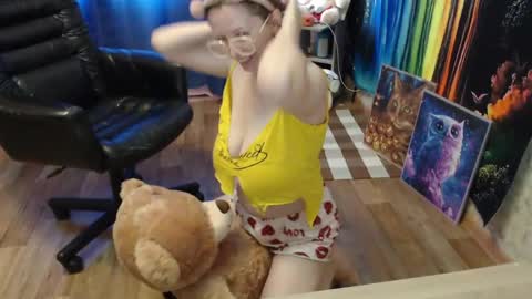 Snapshot of helen_bee chatting on May 22, 10:10 am Tanya online show from May 22, 10:10 am