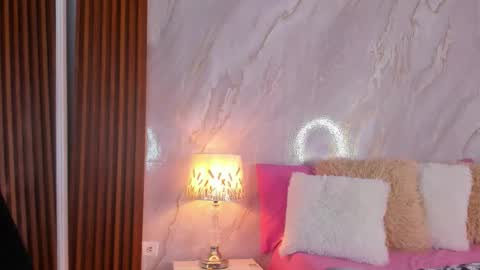 Helena Santos  online show from February 4, 11:05 am