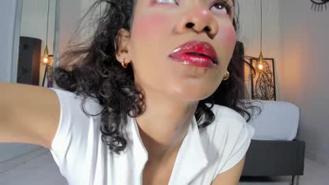 Snapshot of helenebird chatting on December 19, 7:29 pm   online show from December 19, 7:29 pm