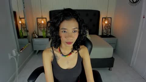 Snapshot of helenebird chatting on September 8, 8:52 pm   online show from September 8, 8:52 pm