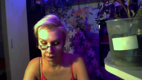 Snapshot of helgahimmele chatting on May 9, 10:48 pm Helga online show from May 9, 10:48 pm
