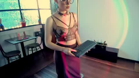 Snapshot of heliconiavannucci chatting on October 7, 10:40 pm Heliconia online show from October 7, 10:40 pm