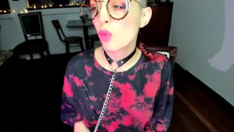 Snapshot of heliconiavannucci chatting on October 19, 1:06 am Heliconia online show from October 19, 1:06 am