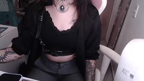 Snapshot of hell_666_xxx chatting on January 18, 10:17 pm cher online show from January 18, 10:17 pm