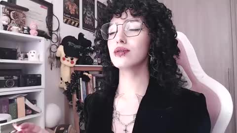 Snapshot of hell_666_xxx chatting on October 1, 9:10 pm cher online show from October 1, 9:10 pm