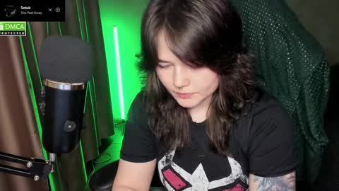 Snapshot of hell_hotline chatting on May 4, 7:10 pm Red online show from May 4, 7:10 pm