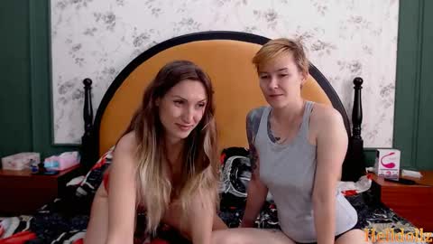 Snapshot of helldollz chatting on October 24, 8:33 am HellDollz  online show from October 24, 8:33 am