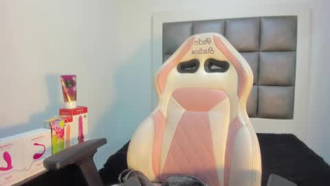 hellen__smith_ online show from September 19, 4:40 pm