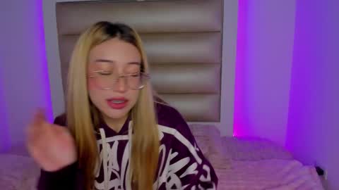 hellen__smith_ online show from February 5, 7:51 pm