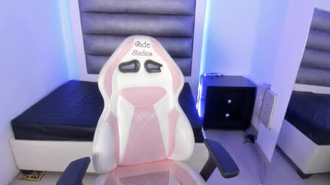 hellen__smith_ online show from February 25, 5:00 pm