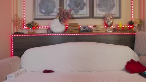 Snapshot of hellendesire chatting on February 24, 10:15 am online show from February 24, 10:15 am