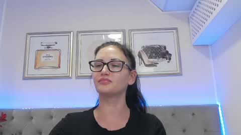 Snapshot of hellendesire chatting on May 16, 10:36 am online show from May 16, 10:36 am