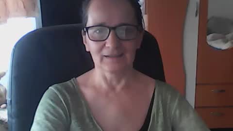 Snapshot of hellenmarie chatting on May 10, 10:09 am hellenmarie online show from May 10, 10:09 am