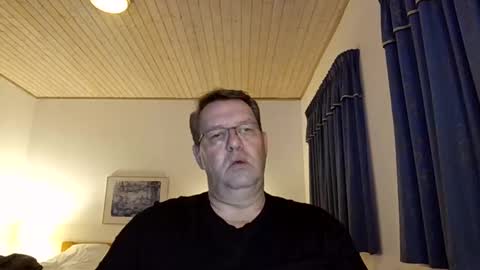 Snapshot of henrikrp1971 chatting on December 9, 11:03 pm henrikrp1971 online show from December 9, 11:03 pm