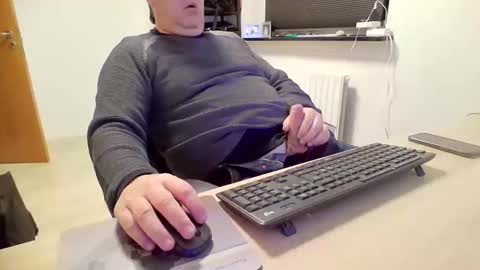 Snapshot of henrikrp1971 chatting on December 15, 9:09 pm henrikrp1971 online show from December 15, 9:09 pm