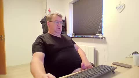 Snapshot of henrikrp1971 chatting on December 29, 8:55 am henrikrp1971 online show from December 29, 8:55 am