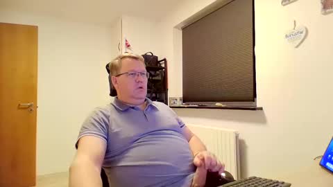 Snapshot of henrikrp1971 chatting on February 2, 8:19 pm henrikrp1971 online show from February 2, 8:19 pm