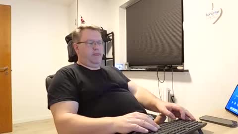 Snapshot of henrikrp1971 chatting on March 1, 8:53 pm henrikrp1971 online show from March 1, 8:53 pm