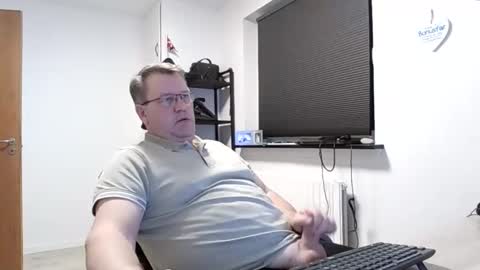 Snapshot of henrikrp1971 chatting on March 3, 9:26 pm henrikrp1971 online show from March 3, 9:26 pm