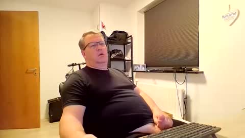 Snapshot of henrikrp1971 chatting on October 18, 7:58 pm henrikrp1971 online show from October 18, 7:58 pm