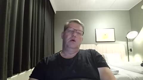 Snapshot of henrikrp1971 chatting on November 17, 10:37 pm henrikrp1971 online show from November 17, 10:37 pm