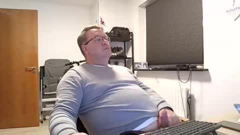 Snapshot of henrikrp1971 chatting on November 23, 7:35 pm henrikrp1971 online show from November 23, 7:35 pm