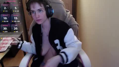 Snapshot of heraluna_ chatting on December 27, 2:04 am HeraLuna  online show from December 27, 2:04 am