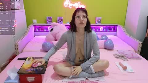 Snapshot of heraluna_ chatting on February 26, 2:04 am HeraLuna  online show from February 26, 2:04 am