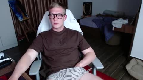 Snapshot of hercules__ chatting on October 17, 3:14 pm Gregblonde Alextattoo online show from October 17, 3:14 pm