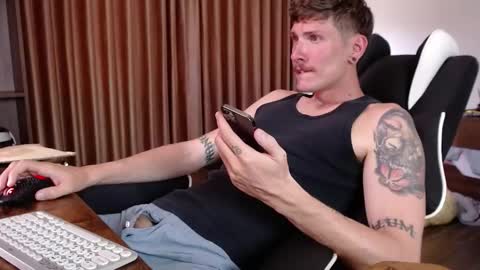 Snapshot of hercules__ chatting on October 24, 3:25 am Gregblonde Alextattoo online show from October 24, 3:25 am