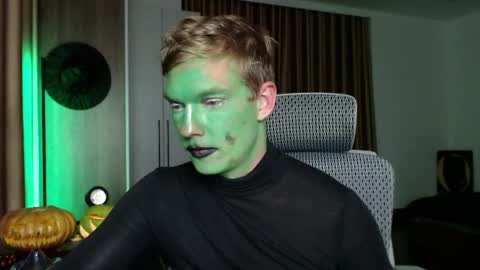 Snapshot of hercules__ chatting on October 31, 6:09 pm Gregblonde Alextattoo online show from October 31, 6:09 pm