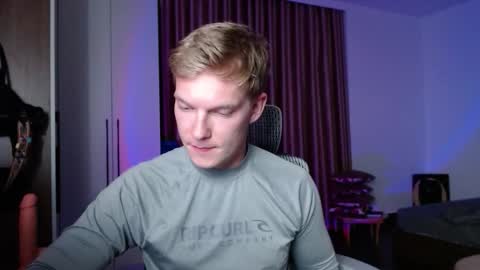 Snapshot of hercules__ chatting on November 18, 1:37 pm Gregblonde Alextattoo online show from November 18, 1:37 pm