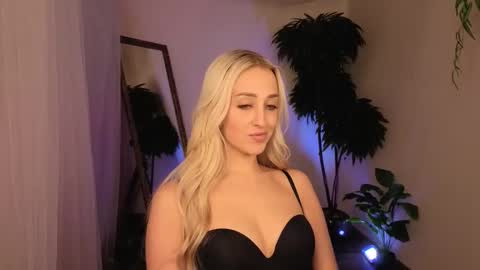 Elise online show from March 31, 2:02 am