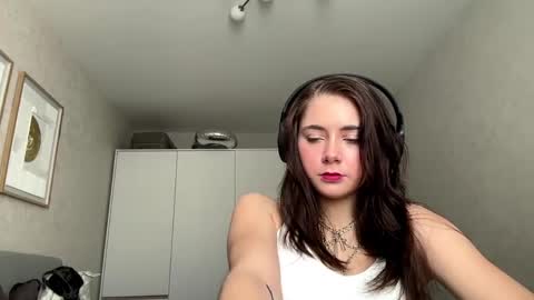 Juliana online show from April 17, 1:25 pm