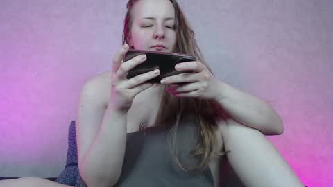 Snapshot of hesssa chatting on December 2, 3:37 am Hesssa Prime time  The broadcasts start at 3am and 3 pm London time  online show from December 2, 3:37 am