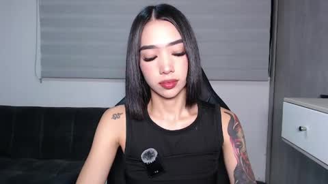 Snapshot of heylaura11 chatting on June 2, 6:15 am Laura online show from June 2, 6:15 am