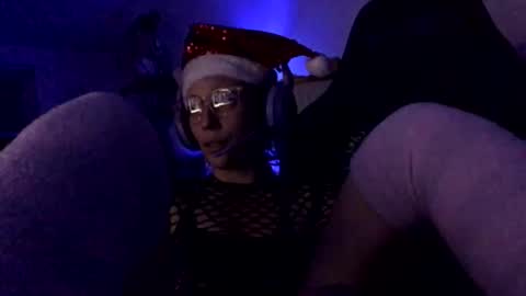 Snapshot of heynicole01 chatting on December 23, 8:22 am FlexieFae online show from December 23, 8:22 am