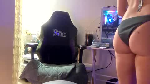 Snapshot of heynicole01 chatting on February 27, 6:50 am FlexieFae online show from February 27, 6:50 am