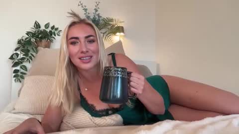 Snapshot of heyskylar chatting on October 2, 5:36 am Skylar online show from October 2, 5:36 am