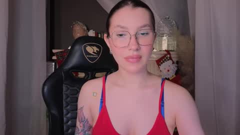 Snapshot of hi_evie chatting on December 18, 12:44 pm Evangelina or Evie online show from December 18, 12:44 pm