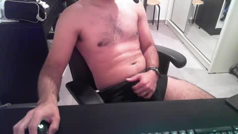 Snapshot of hi_im_chuck chatting on January 22, 6:10 am hi_im_chuck online show from January 22, 6:10 am